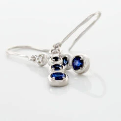 Boucles D'oreilles Pendantes Josephine Or Blanc Saphir Et Diamant 8 Boucles D'oreilles Pendantes Josephine Or Blanc Saphir Et Diamant -Garmin Soldes B3OFBSB061 view2