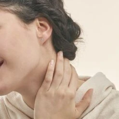 Boucles D'oreilles Puces Edy Serti Clos Or Blanc Topaze -Garmin Soldes B3OFBTB001 model0