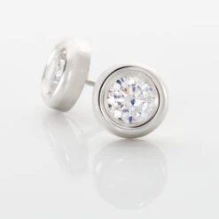 Boucles D'oreilles Puces Eden Serti Pneu Or Blanc Oxyde De Zirconium -Garmin Soldes B3OFBZW039 view2