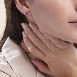 Boucles D'oreilles Puces Or Jaune Isador Rubis 9 Boucles D'oreilles Puces Or Jaune Isador Rubis -Garmin Soldes B3OFJRR125 model0