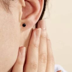 Boucles D'oreilles Puces Elea Serti Griffe Or Jaune Saphir -Garmin Soldes B3OFJSB006 model1