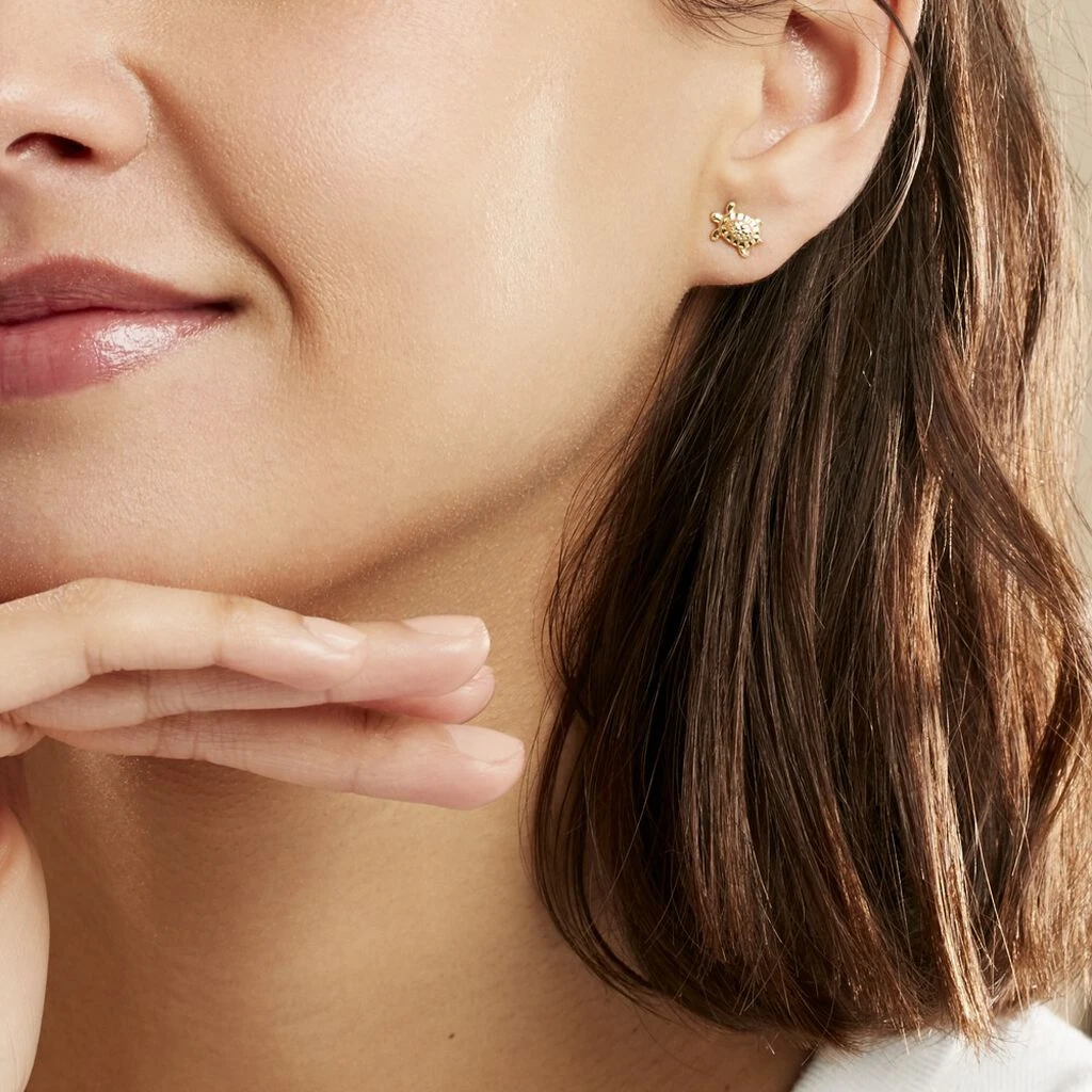 Boucles D'oreilles Puces Almahae Tortue Or Jaune 6 Boucles D'oreilles Puces Almahae Tortue Or Jaune – Image 4