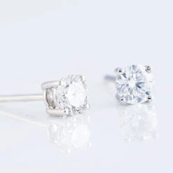 Boucles D'oreilles Puces 4 Griffes Or Blanc Diamant Synthetique -Garmin Soldes B7OFBJW013 view2