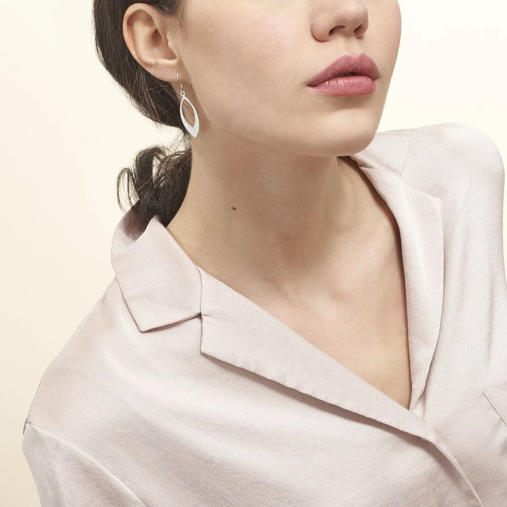 Boucles D'oreilles Pendantes Andrienne Argent Blanc 6 Boucles D'oreilles Pendantes Andrienne Argent Blanc – Image 4